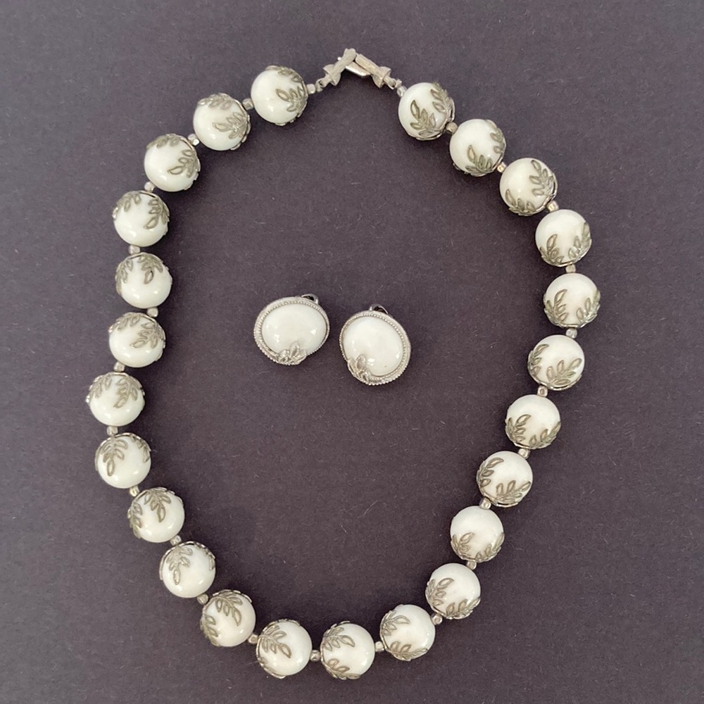 Z9 Beautiful costume necklace and clip on earrings that are white with leaves.